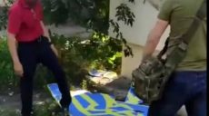 На Харьковщине мужчине, который надругался над гербом Украины, заочно сообщили о подозрении