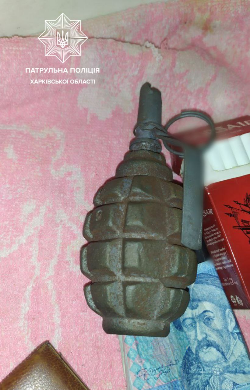 Харьковские патрульные задержали двоих парней, угрожавших соседям гранатой