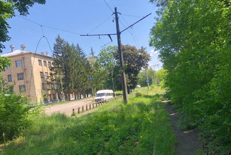 Два харьковчанина пытались украсть 40 метров трамвайных проводов