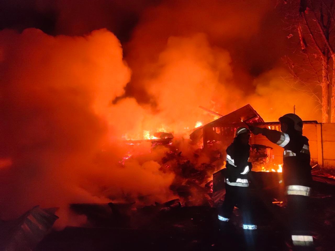 В Харькове всю ночь полыхал сильный пожар, в результате обстрелов погибли два человека