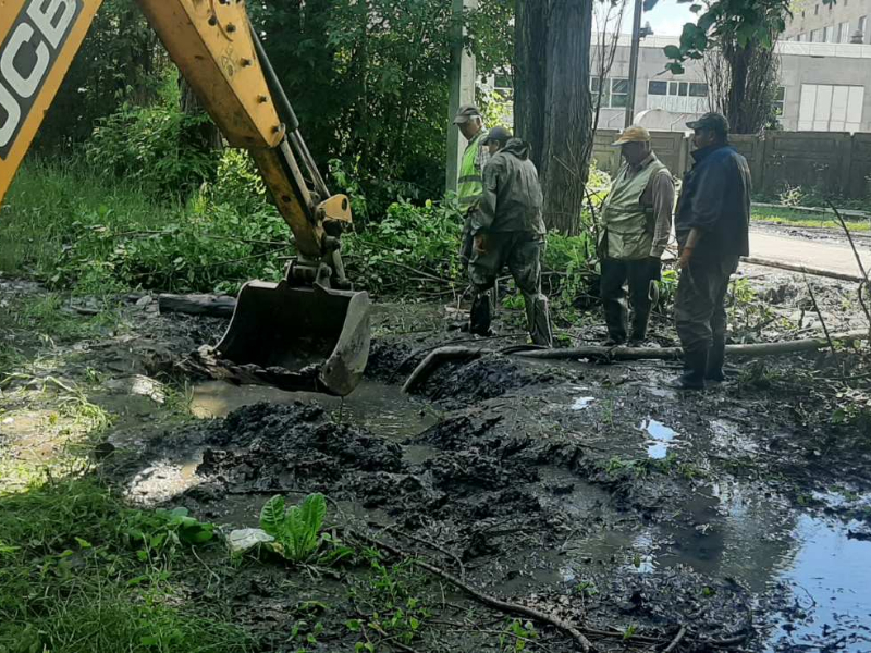 Харьковские коммунальщики устранили повреждения на водоводах (фото)