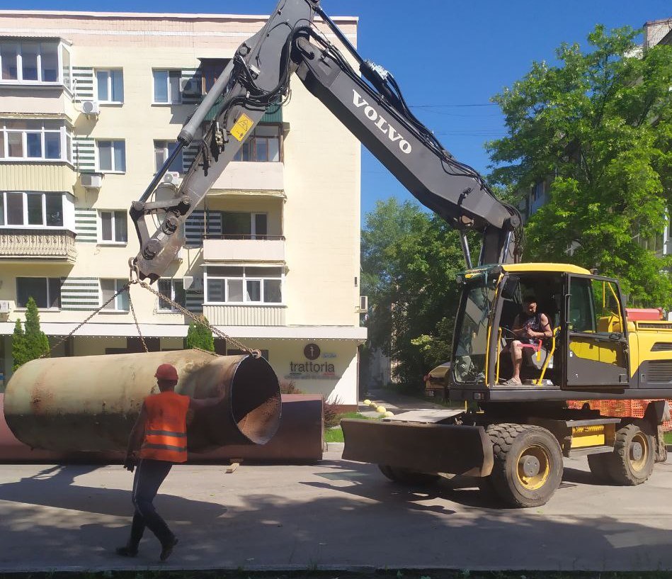 На Павловом Поле и проспекте Науки ремонтируют трубопроводы ХТС (фото)