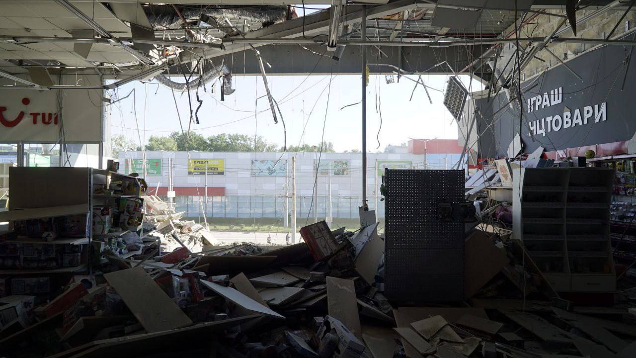 В Харькове ракетным ударом разрушили супермаркет "Восторг"