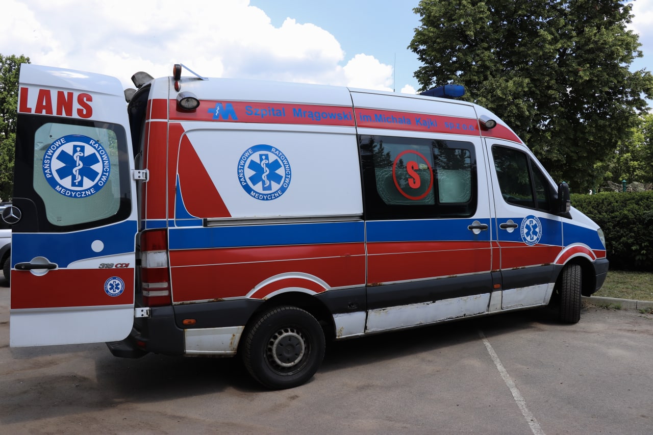 Харьковские волонтеры передали бойцам нацгвардии автомобиль скорой помощи