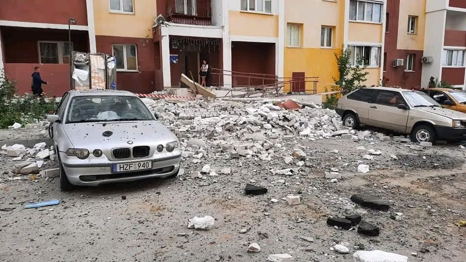 Вражеские ракеты разрушили в Харькове жилые дома, гаражи и больницу