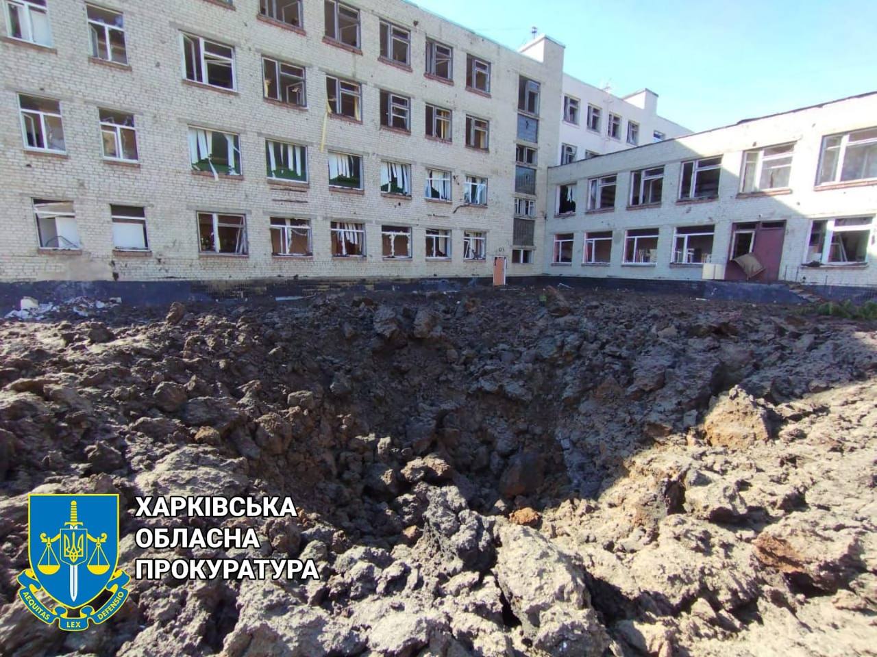 Во дворе школы в Харькове вражеский снаряд образовал 7-метровую воронку