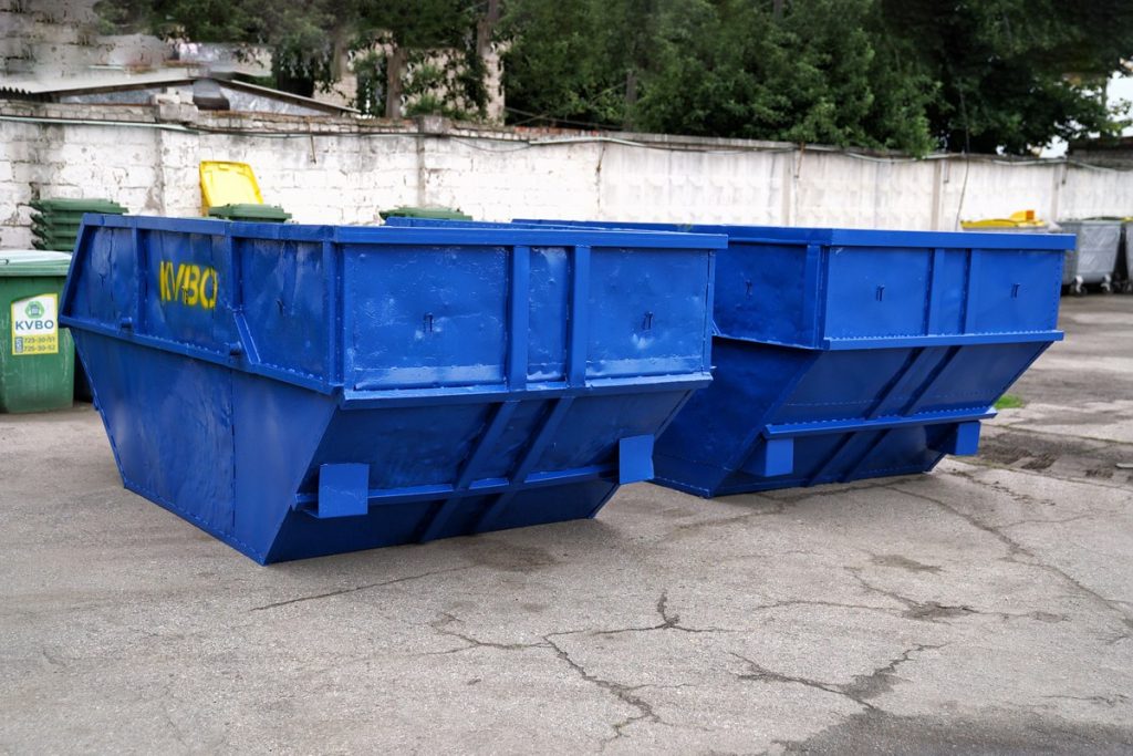 В Харькове ремонтируют пробитые снарядами мусорные контейнеры (фото)