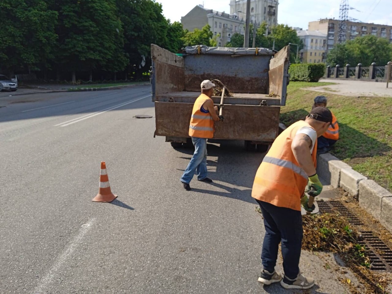 В Харькове коммунальщики расчищают ливневки