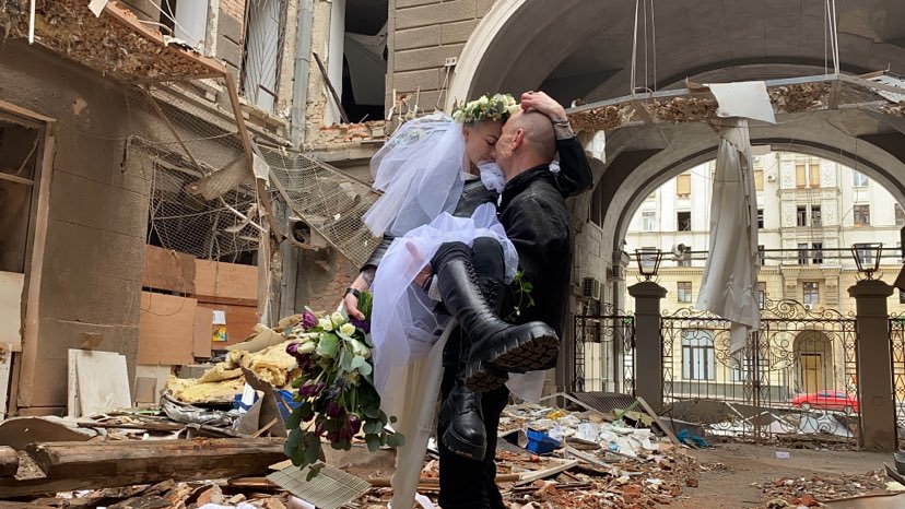 Як складається доля волонтерів, що влаштували весільну фотосесію на тлі руйнацій у Харкові (відео)