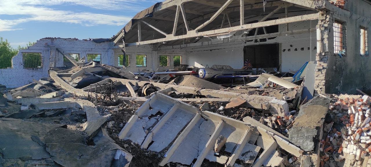 Разрушенный ангар на аэродроме "Коротич"