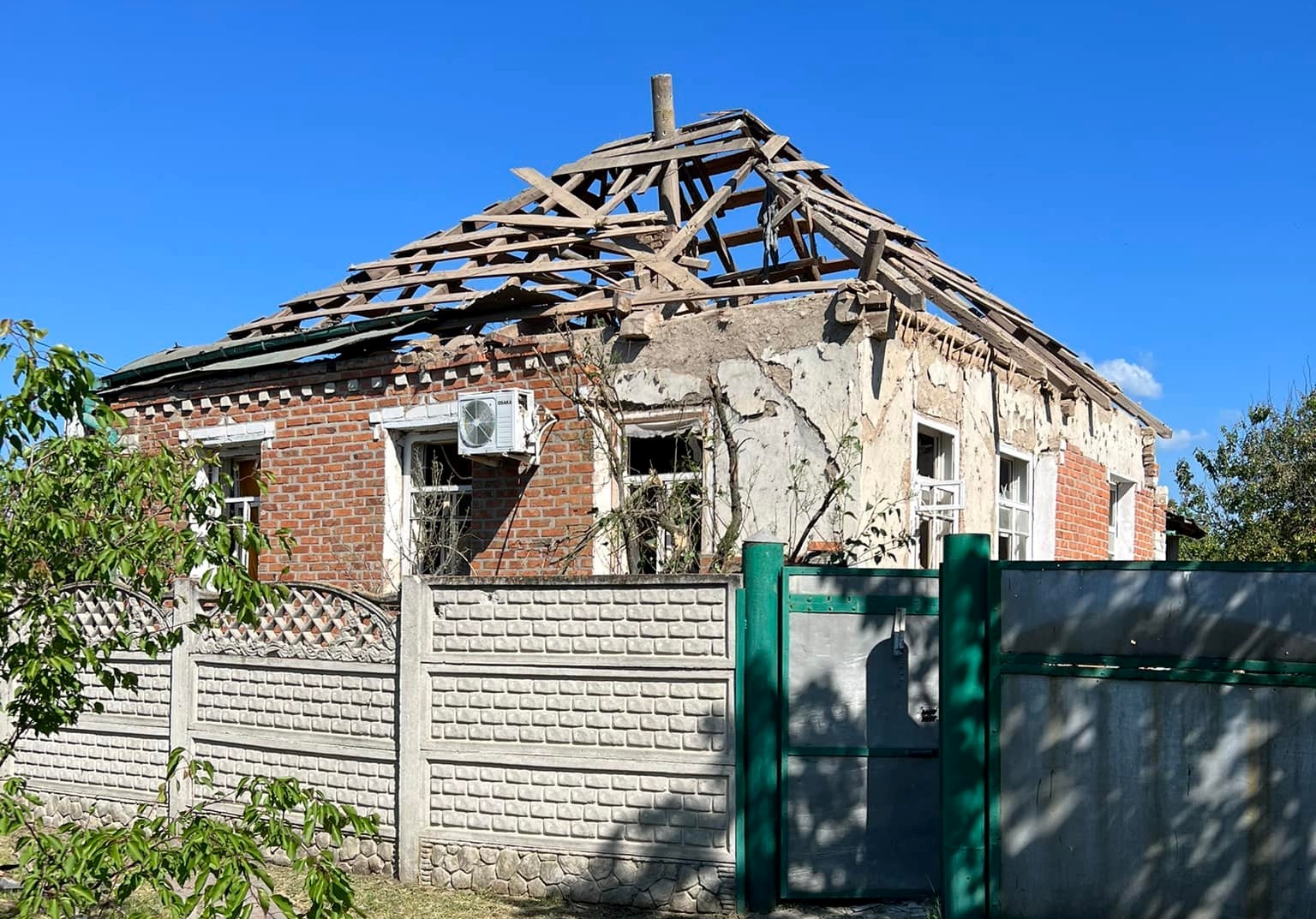 Последствия утреннего обстрела Печенег: поселковый голова опубликовал фото