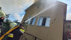 На севере от Харькова бойцы ГСЧС тушили горящие дома под обстрелами (фото)