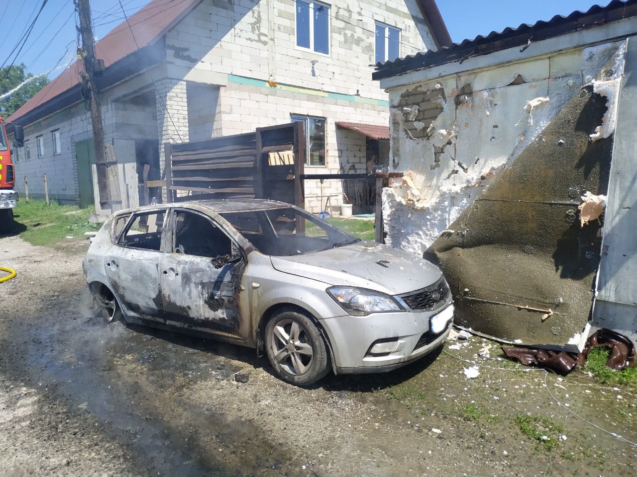 В Дергачах из-за обстрела горели частные дома и автомобиль