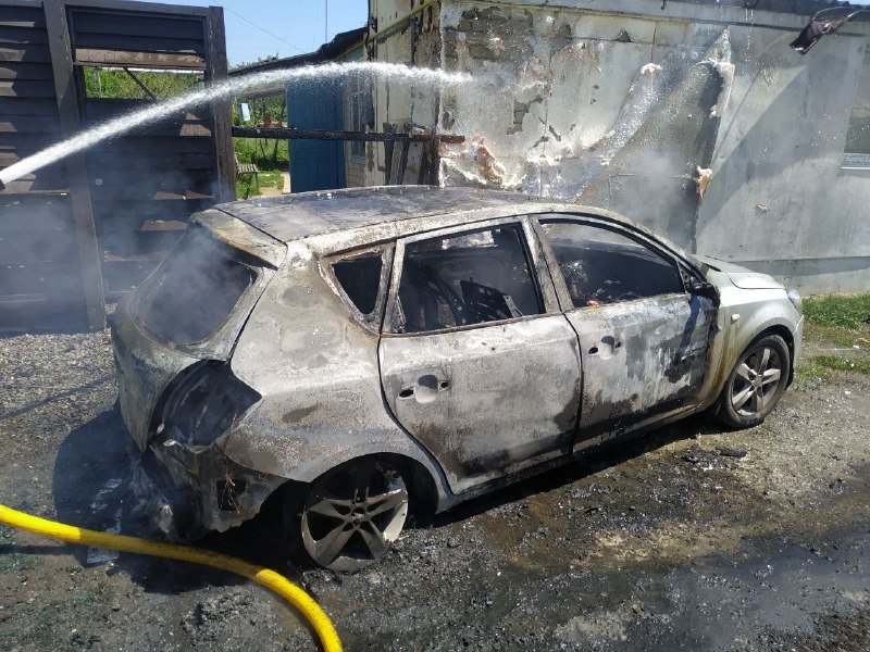 Сгоревший от обстрела автомобиль  в Дергачах