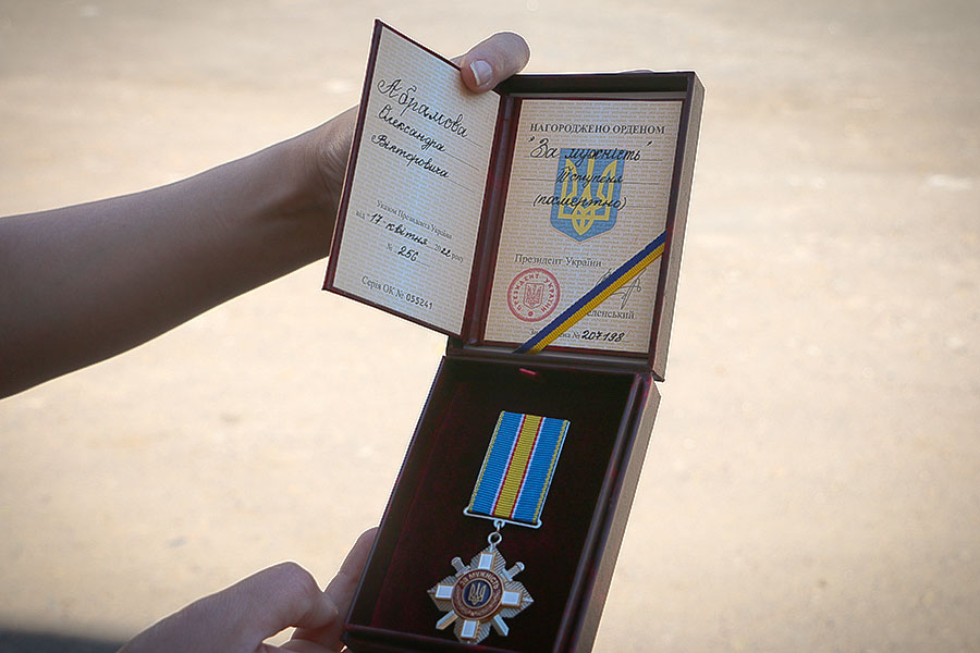 Орден За мужество погибшего нацгвардейца-переселенца Александра Абрамова