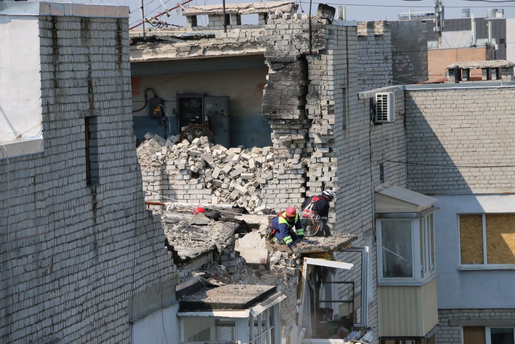 В Харькове разбирают завалы двух многоэтажек и школы (фото, видео)