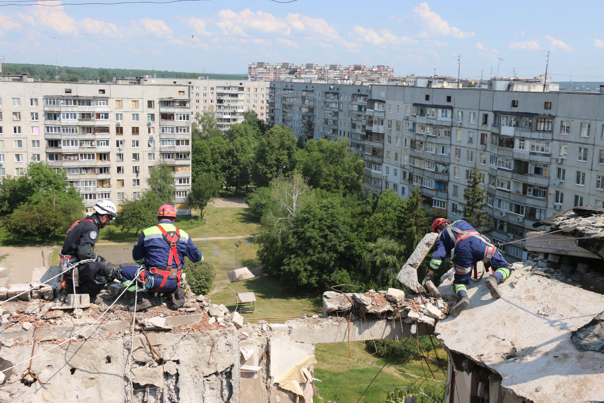 В Харькове разбирают завалы многоэтажки в Киевском районе