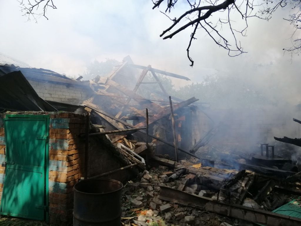 Бойцы ГСЧС потушили пожар, возникший после обстрела на Чугуевщине (фото)