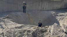 После удара ракеты в Харьковском районе образовалась воронка глубиной 4 метра