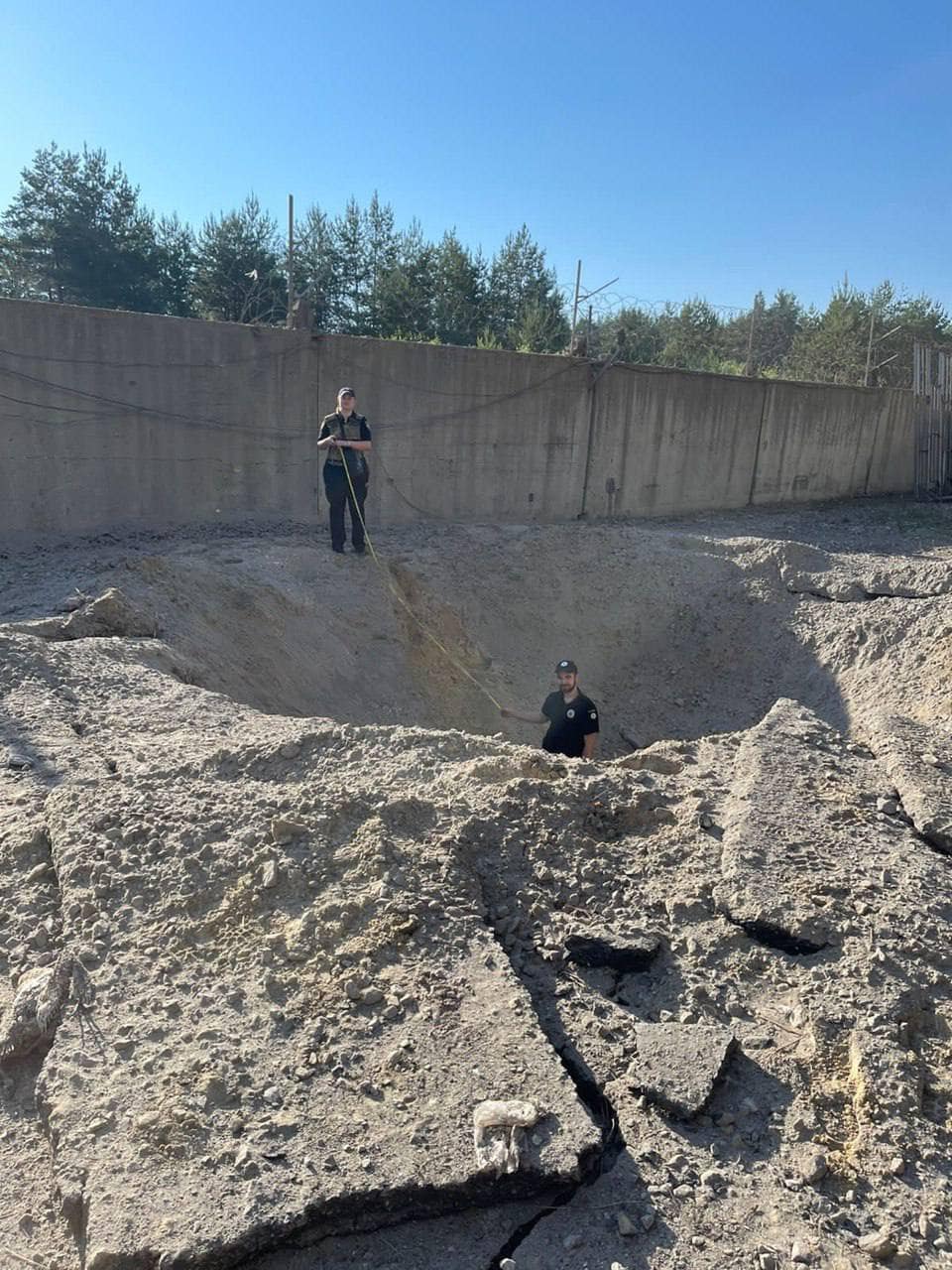 После удара ракеты в Харьковском районе образовалась воронка глубиной 4 метра