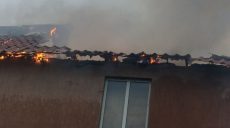 На Харьковщине частный дом загорелся от удара молнии (фото)