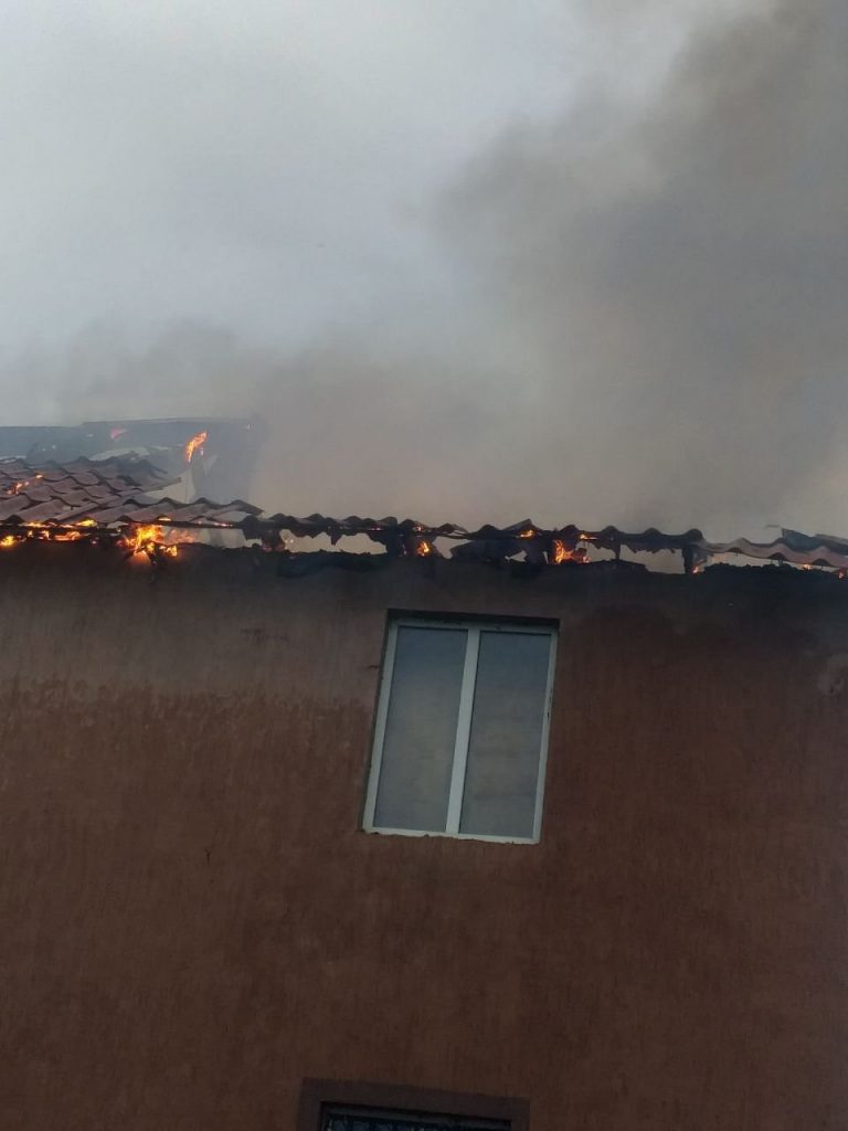 На Харьковщине частный дом загорелся от удара молнии (фото)