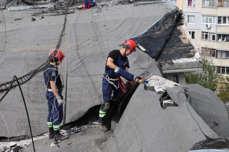 Спасатели на крыше разрушенного обстрелами дома в Харькове