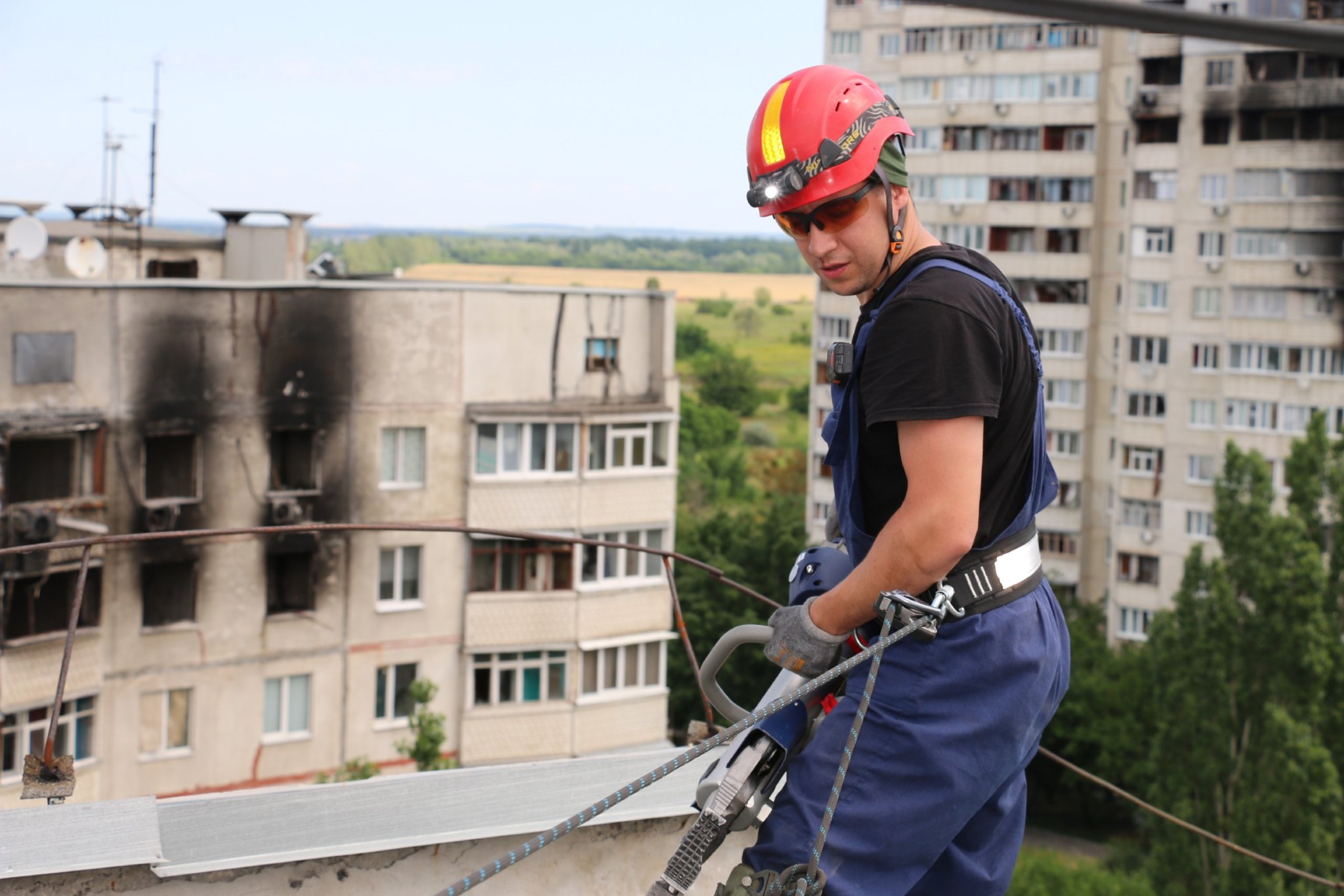 В Киевском районе Харькова разбирают завалы 9-этажки (фото)