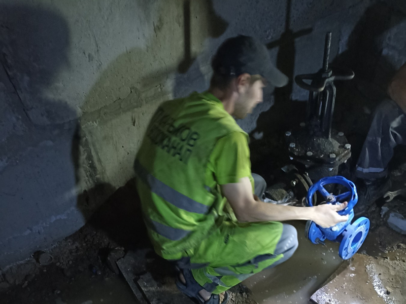 В Харькове коммунальщики восстанавливают поврежденный взрывами водопровод