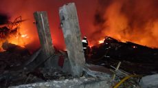 Ночной обстрел Харькова: погибли два человека, сгорели магазин, кафе и школьная библиотека (фото)