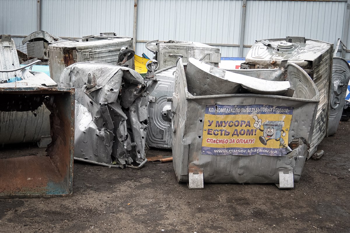В Харькове восстанавливают мусорные контейнеры, поврежденные обстрелами.