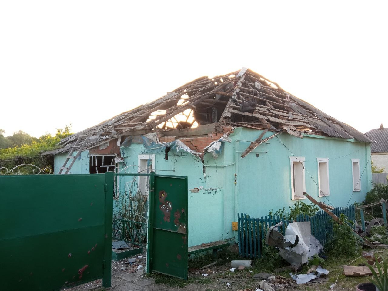 В селе под Харьковом разбомбили жилой дом: пострадали два человека