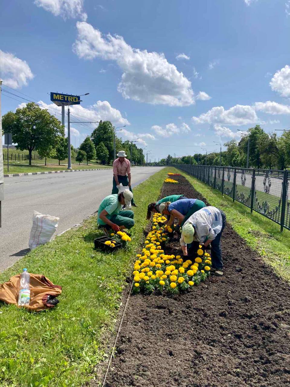 Коммунальщики продолжают высаживать цветы в парках, скверах Харькова 