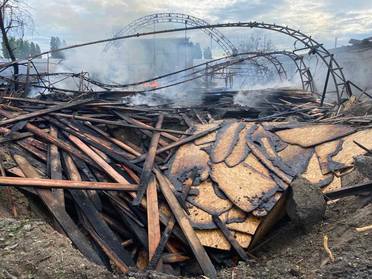 Склад с древесиной загорелся после попадания вражеской ракеты