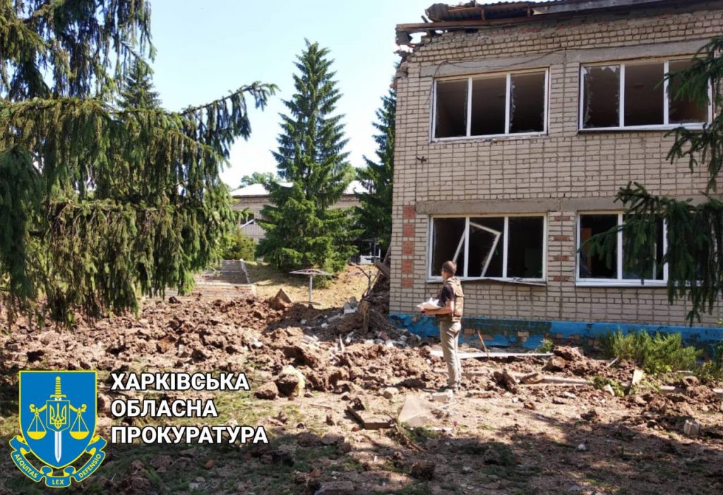 Оккупанты разбомбили детский лагерь под Харьковом (фото)