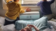 Намостили в автобусах с детьми матрасы, а младенцев клали на одно сиденье – история эвакуации Харьковского детдома