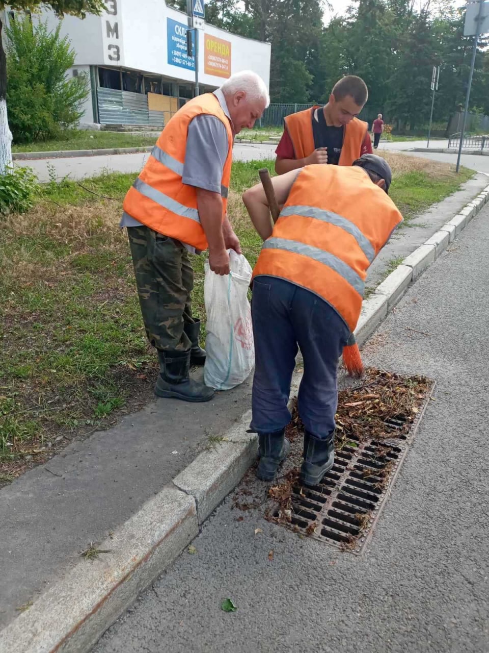 В Основянском районе Харькова прочищают ливневки