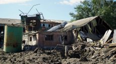 Воронка в пять метров, сгоревшие машины и разрушенные дома: последствия вечернего «прилета» в Песочин (фото)