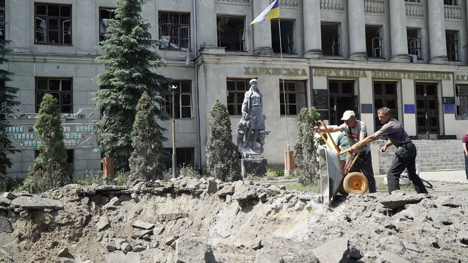 На территории Харьковской зооветакадемии убирают последствия обстрела