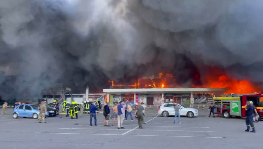 Россияне обстреляли торговый центр в Кременчуге, где было больше 1000 человек — Зеленский (видео)