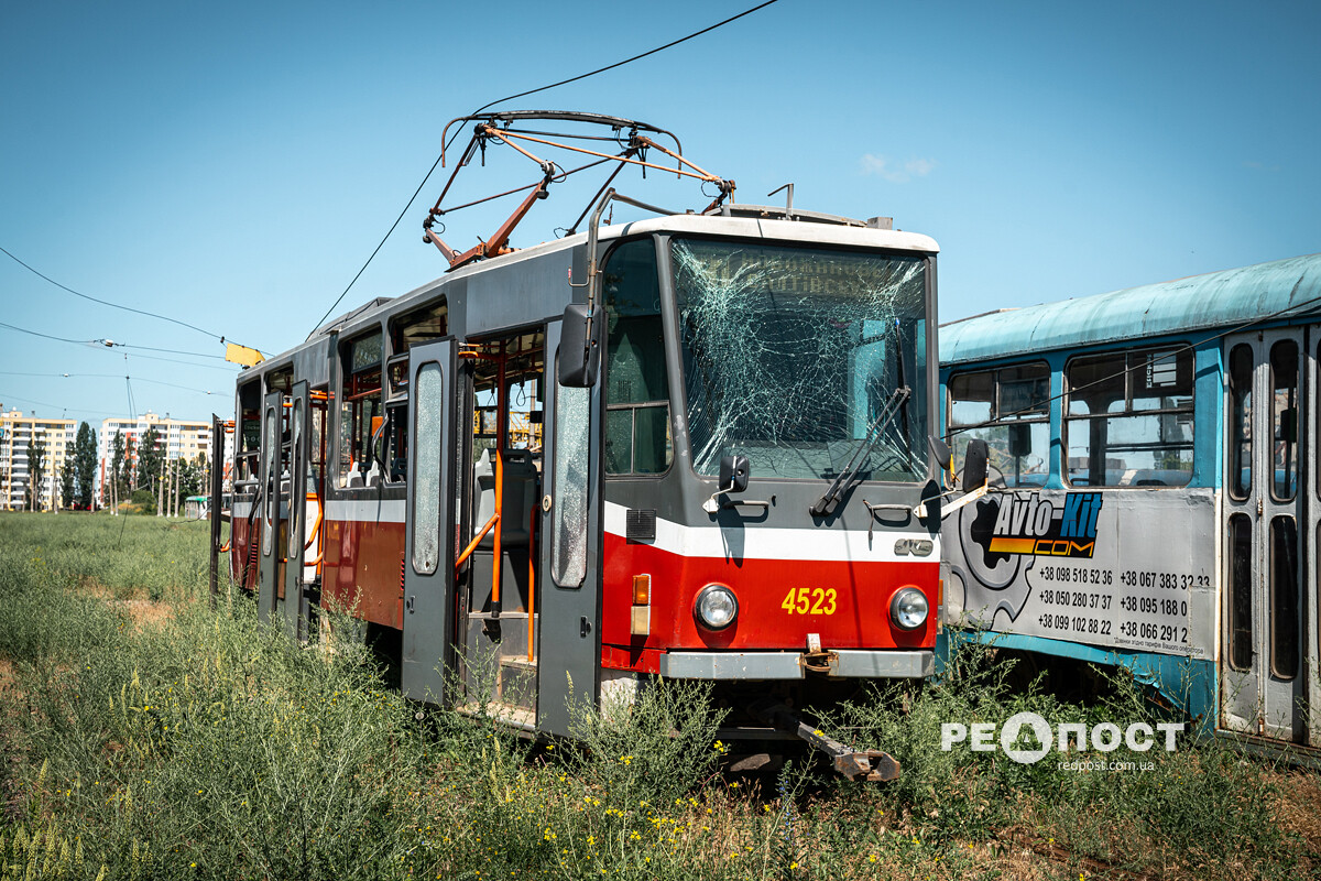 Разбитый трамвай в Салтовском депо в Харькове