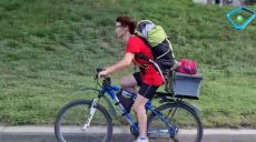 До 100 км Харковом на день: альпіністка-волонтерка розвозить допомогу нужденним на велосипеді (відео)