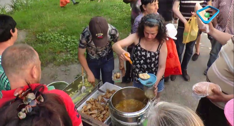 Харківські волонтери готують 15 тисяч порцій їжі на день (відео)