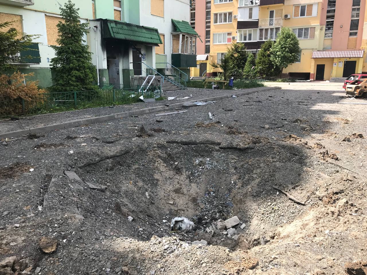 Воронка от снаряда возле МЖК "Интернационалист"