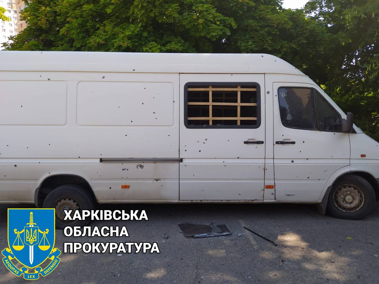 Микроавтобус в дырках от осколков в Харькове