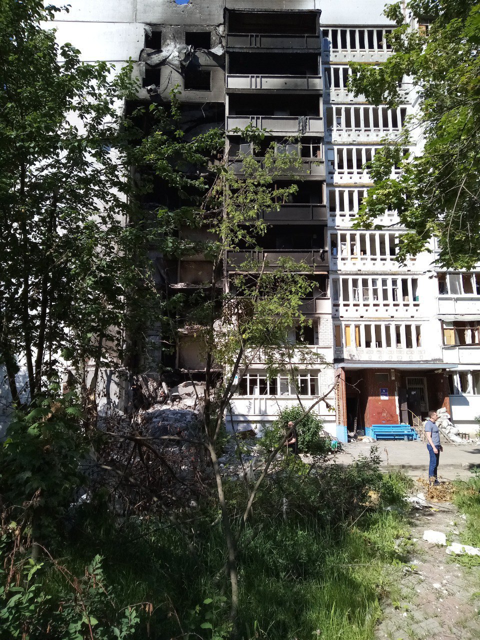 Дом на улице Метростроителей в Харькове после обстрелов