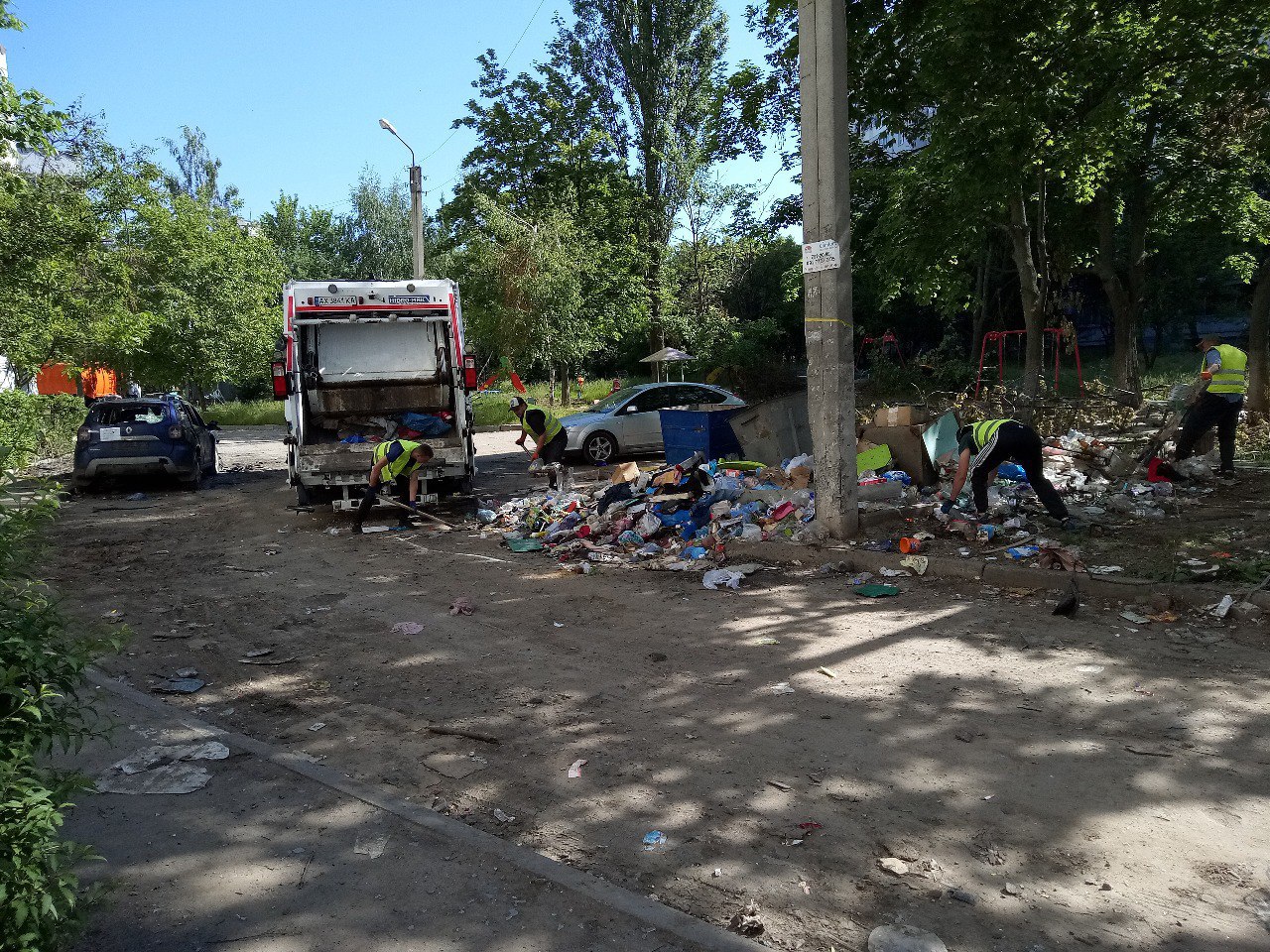 Сотрудники КП КВБО вывозят мусор с Северной Салтовки