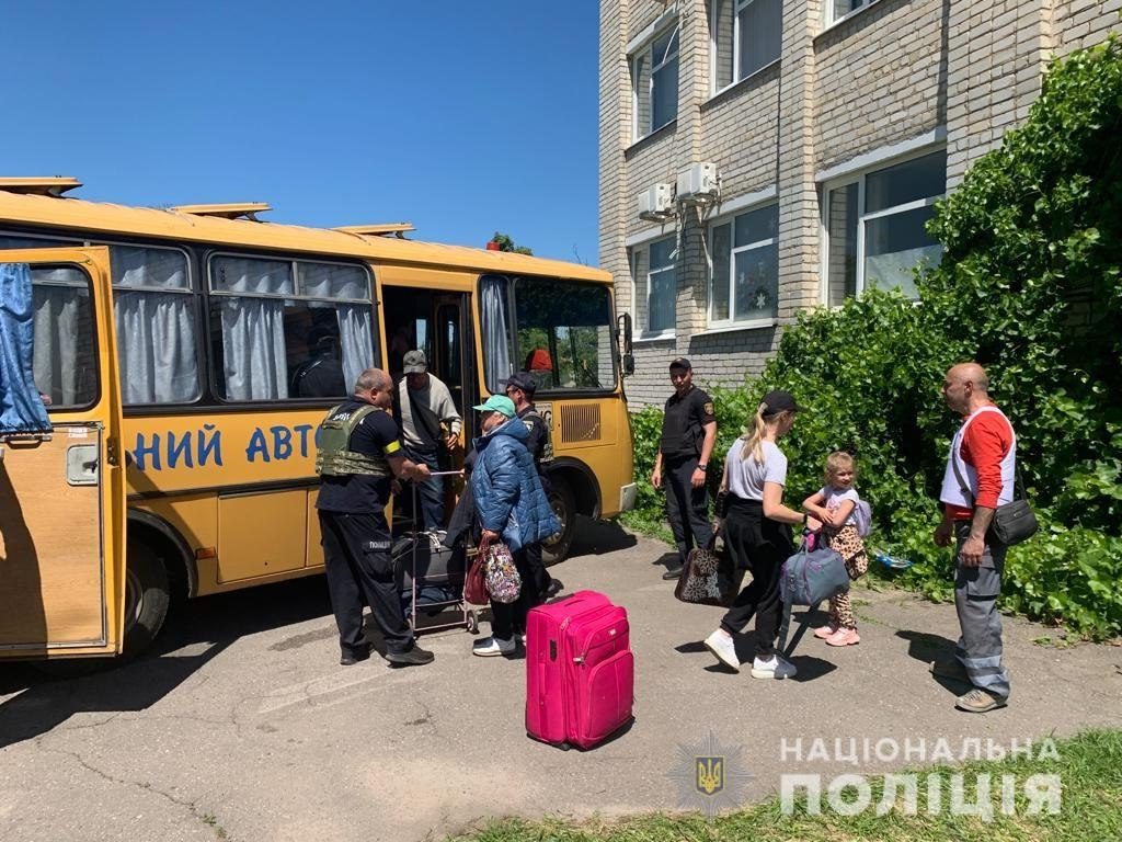 З тимчасово окупованих територій на Харківщині евакуювали майже 1000 людей