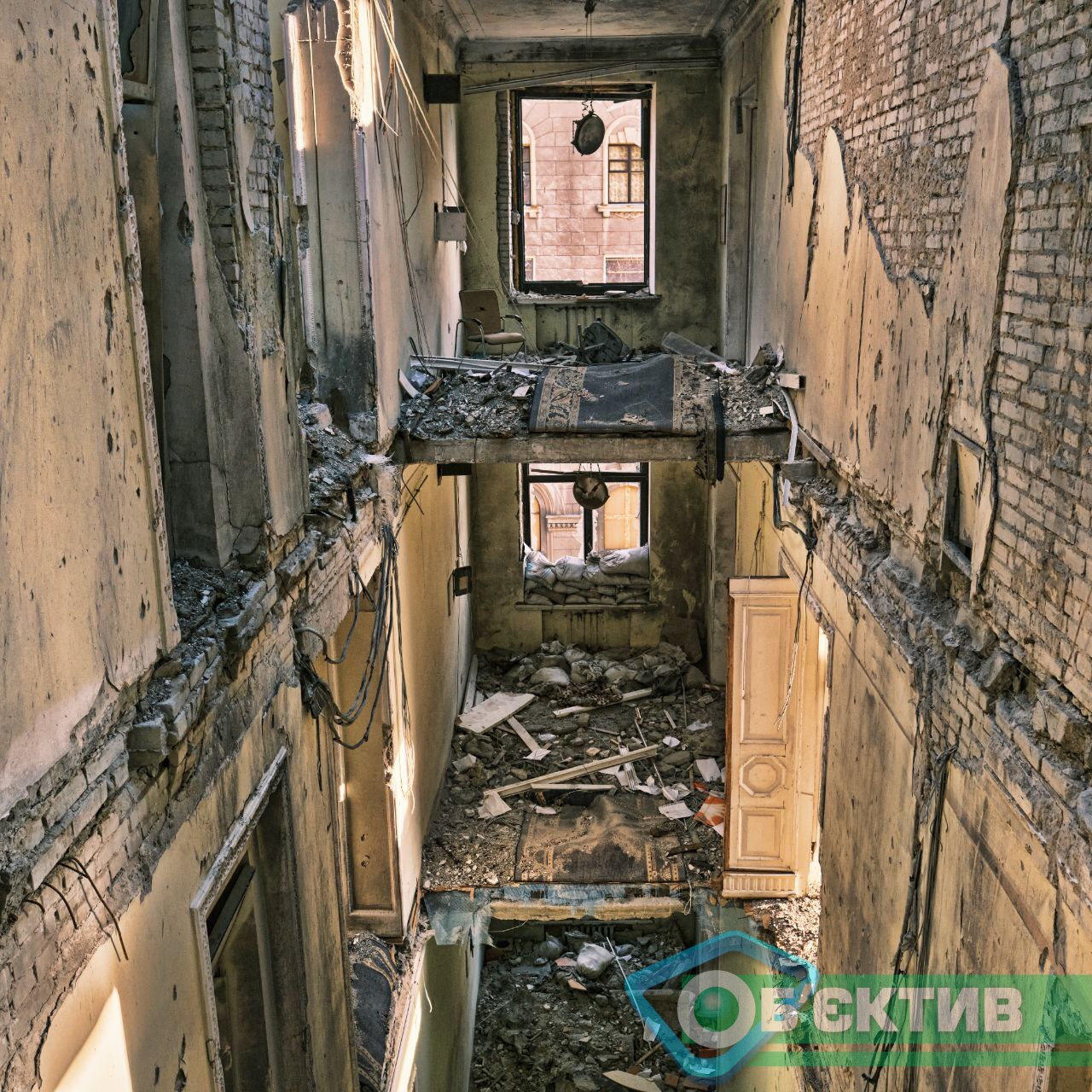 Руины здания Харьковской ОВА после обстрела