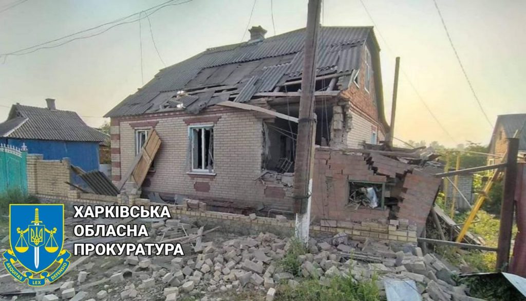 Последствия обстрелов Золочева: погибла 50-летняя женщина, 5 человек ранены (фото)